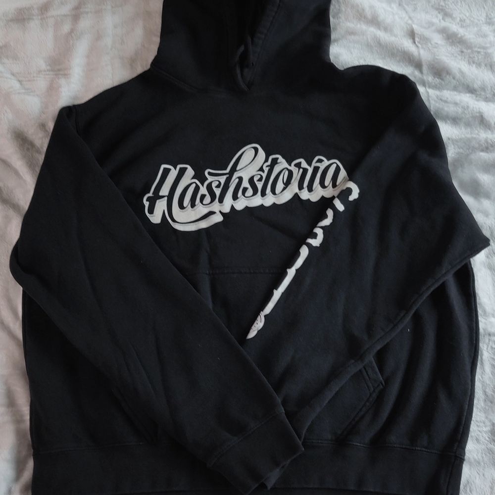 Storia Black Graphic Men's Sweater